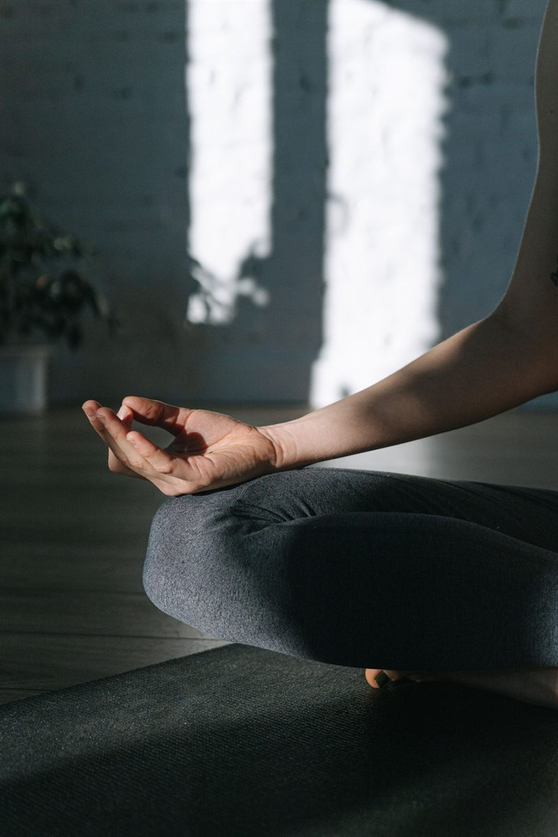 Main en mudra pendant une méditation assise